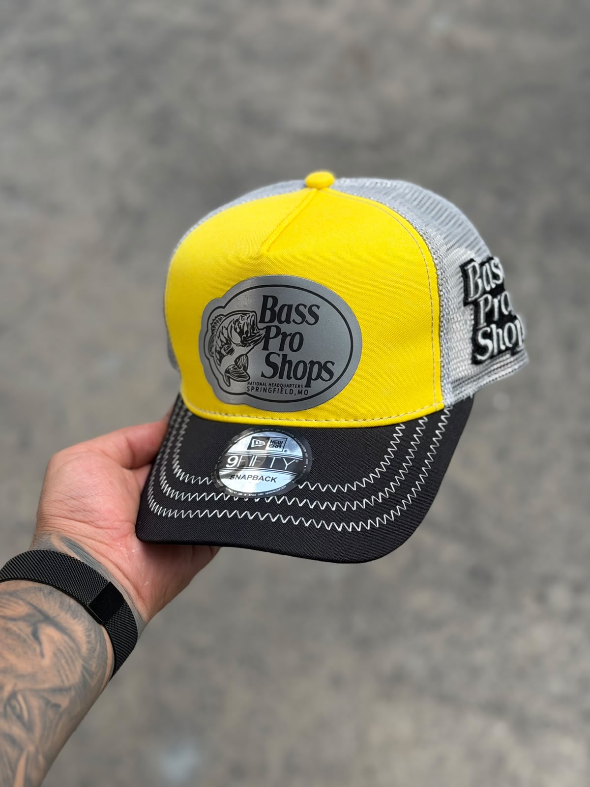 Gorra Bass Pro Shop Amarilla Visera Negra Trucker